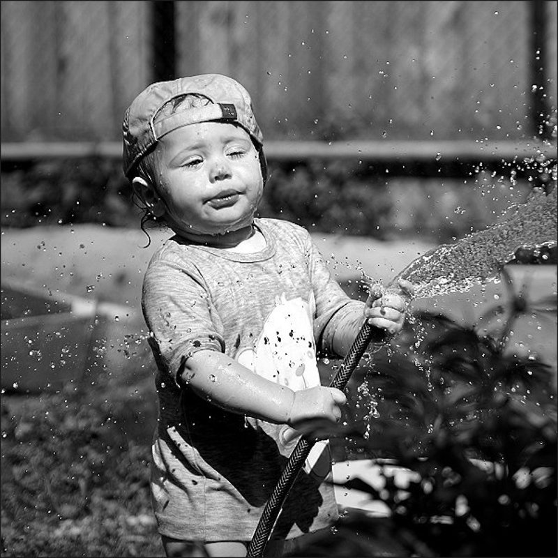 дети вечная тема Жара. Повелитель струй...photo preview