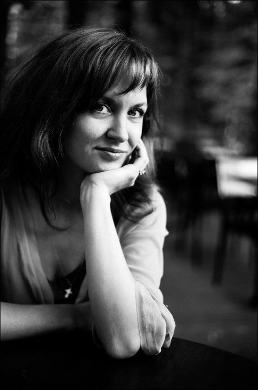 чб, пленка, девушка в кафеphoto preview