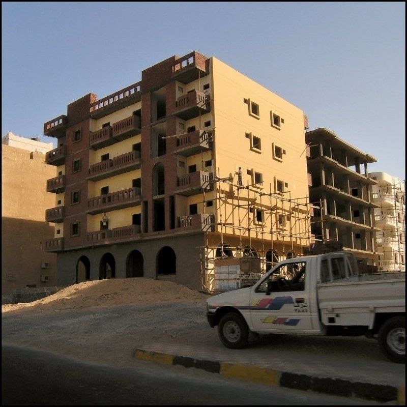 дядьки, домики, машины, стройка Кофейный кондоминиумphoto preview