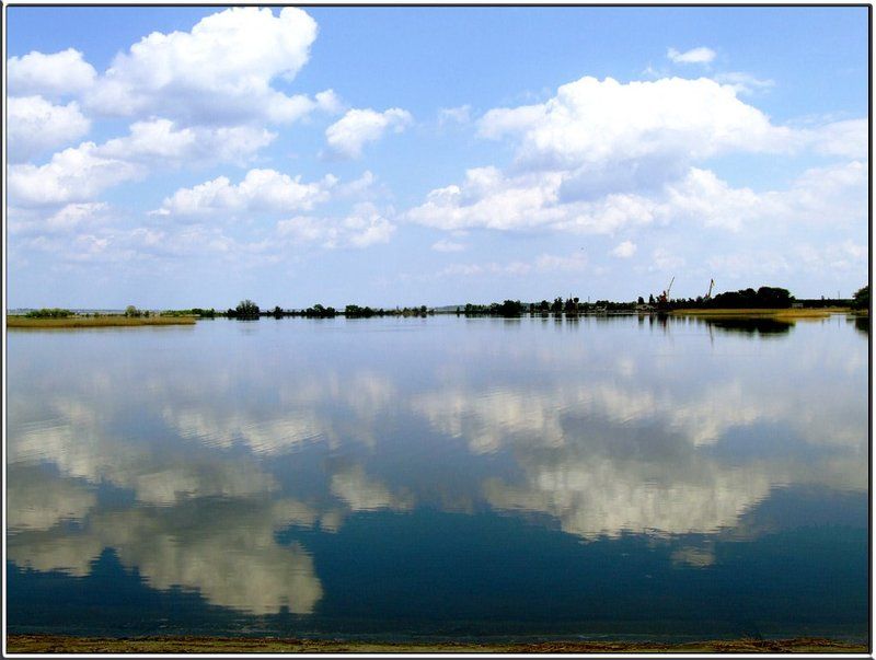 облака, отражения в водоемах Слияние стихийphoto preview