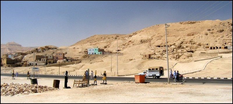 люди, машины, дома, провода, горы ТУРИСТАМphoto preview