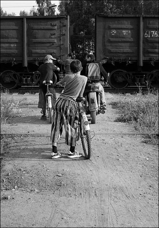 ж/д, переезд, вагоны, велосипед, мальчик ***photo preview