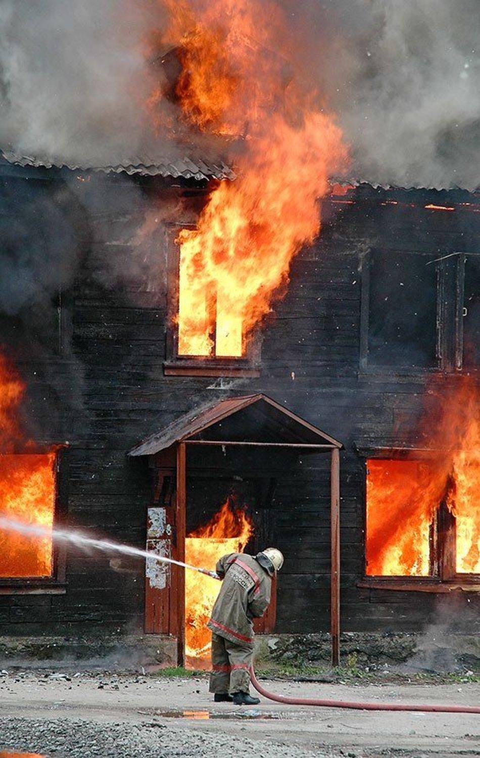 пожар. Автор: Глеб Кайгородов пожар,пожарный,огонь,горит,дом, Глеб Кайгородов
