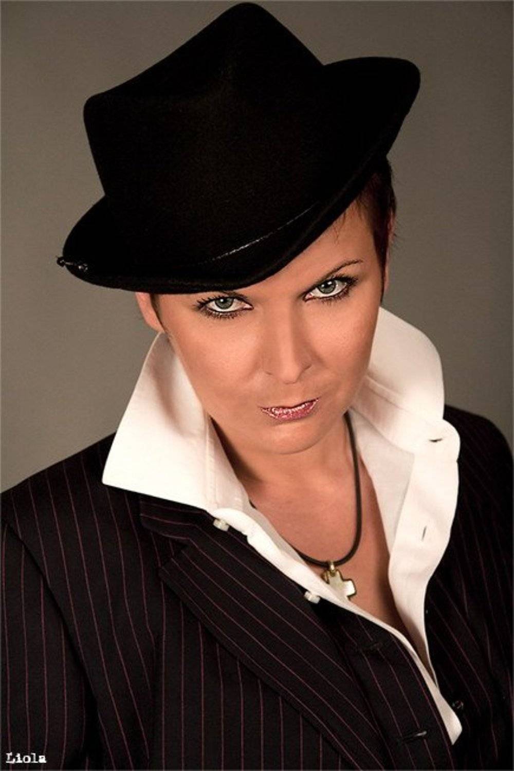 лора, студия, Liola