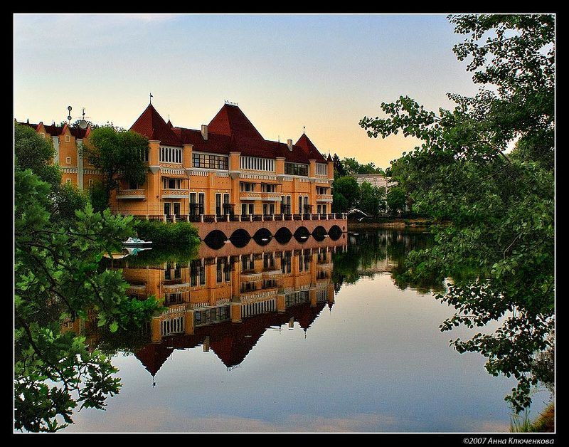 Оранжевый дворец и его отражениеphoto preview