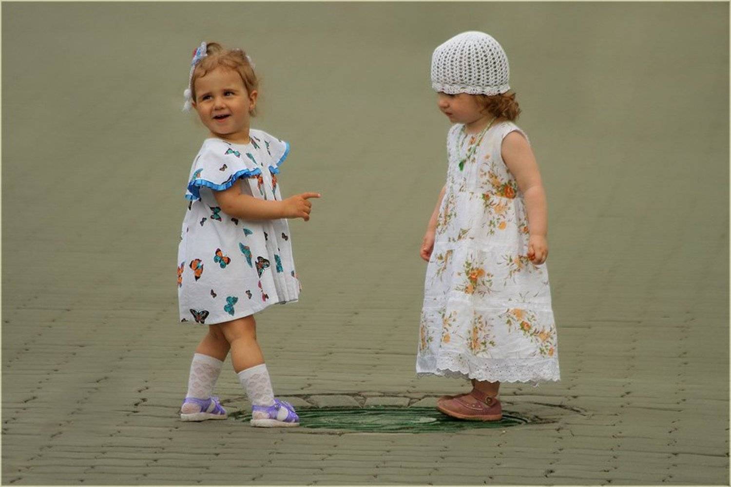 - Петька, смотри, я щас ка-а-к ногу уберу.... Автор: Надежда Муравьёва дети, Надежда Муравьёва