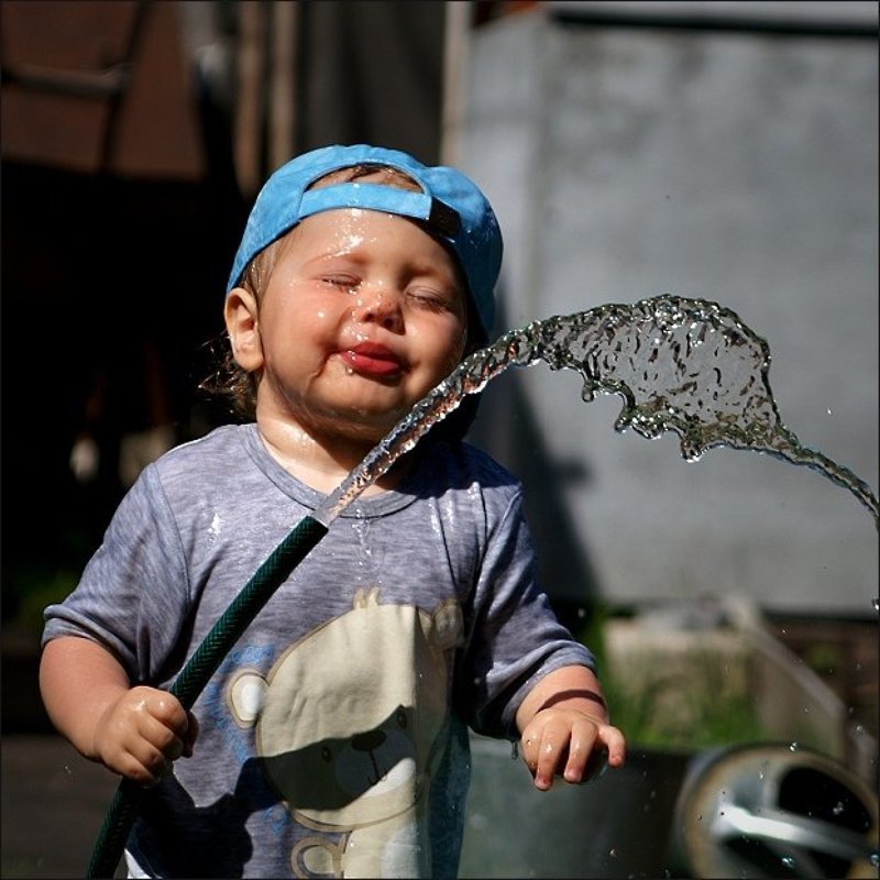 дети вечная тема Жара. Укротитель струй...photo preview