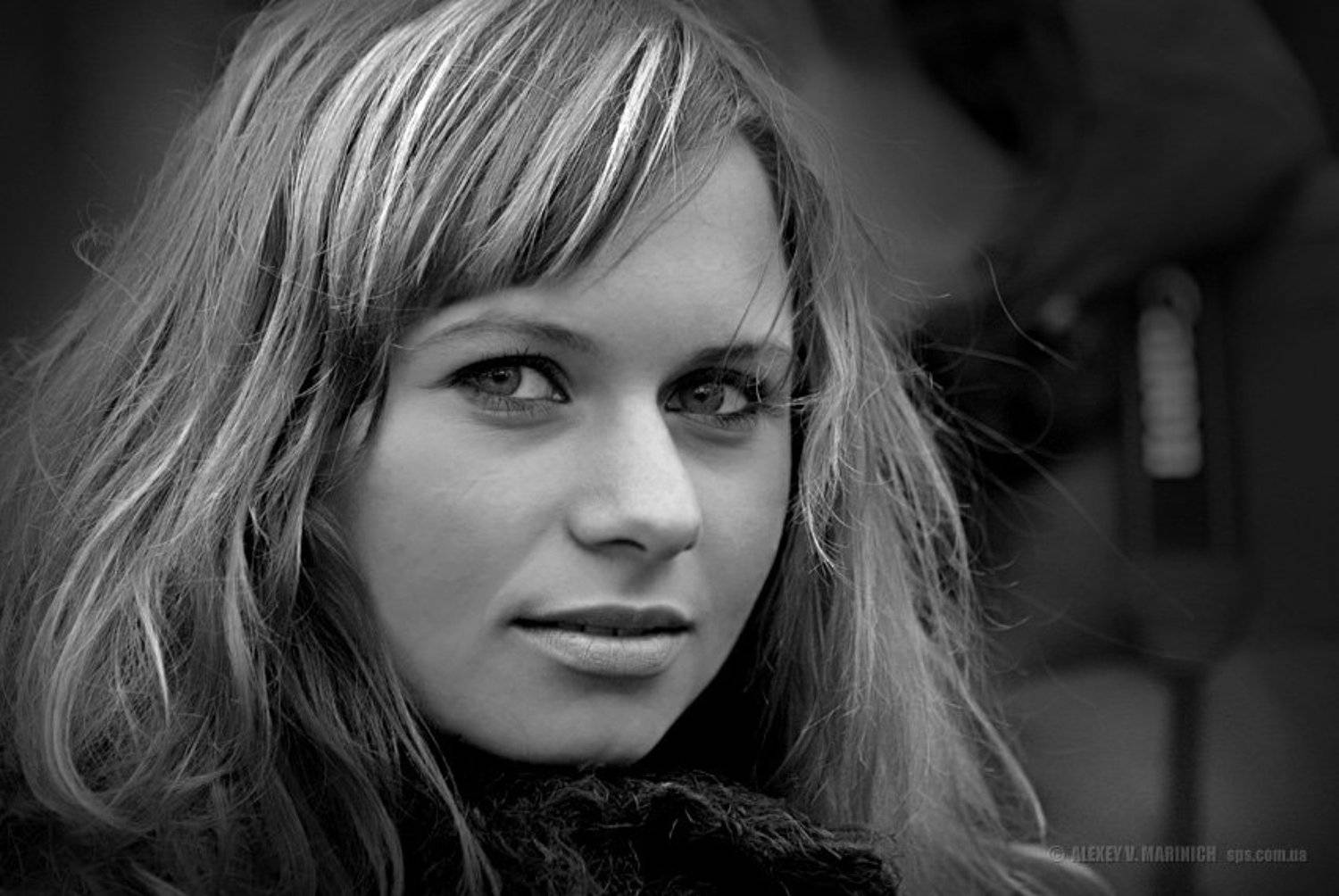 Репортажный портрет с глазами напротив. Автор: Alexey Marinich девушка, чб, ч/б, жанр, портрет, репортаж, настроение, киев, глаза, саша, Alexey Marinich