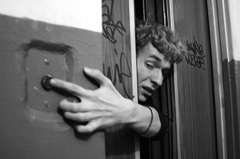 лифт, молодой человек, кнопка, кудри, чб Осторожно, двери закрываютсяphoto preview