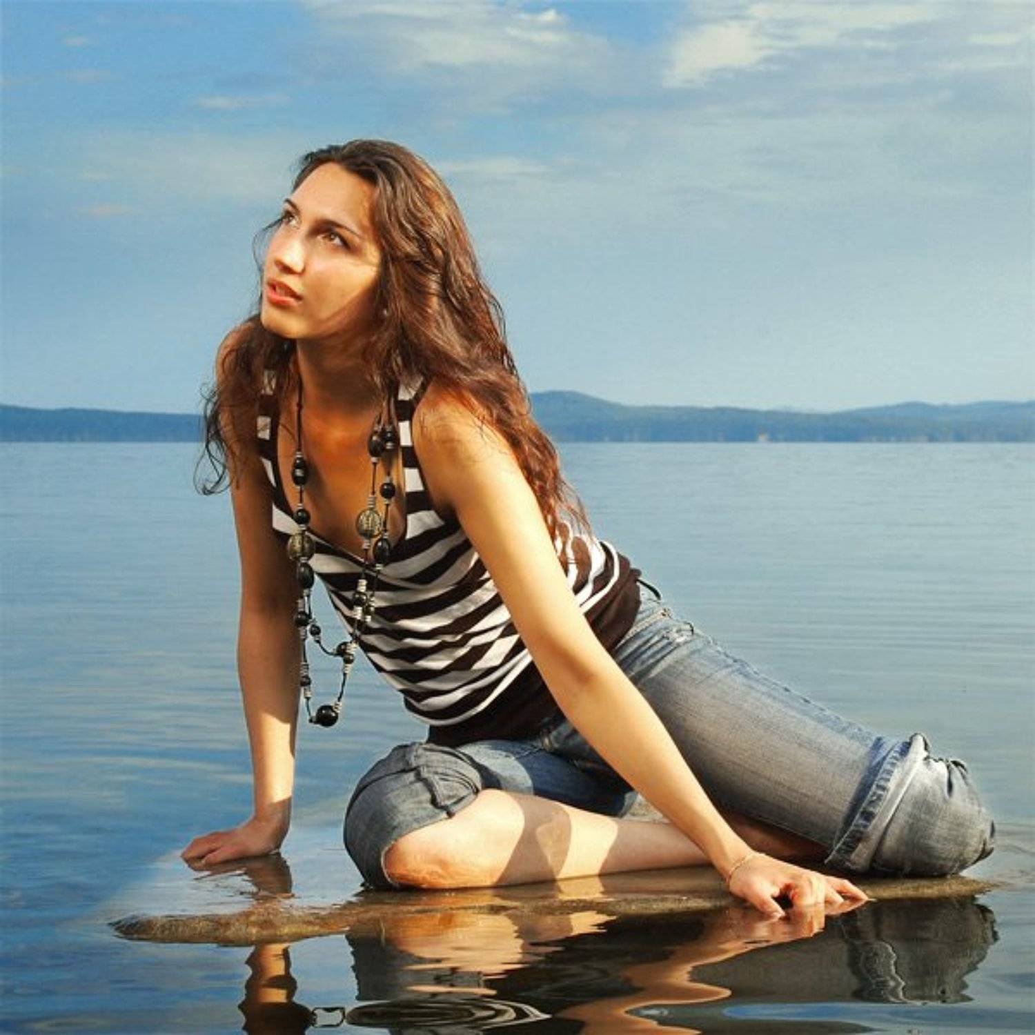 На зеркале озера. Автор: Павел Круглик настя, девушка, озеро, иткуль, камень, русалка, Павел Круглик