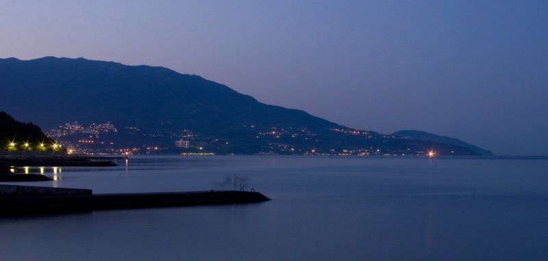 ялта, массандра, набережная, рыбаки Призраки рыбаков любуются огнями Ялтыphoto preview