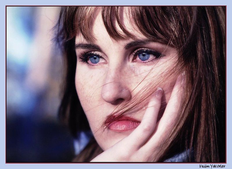 слезинка Не пытаясь его удержать...photo preview