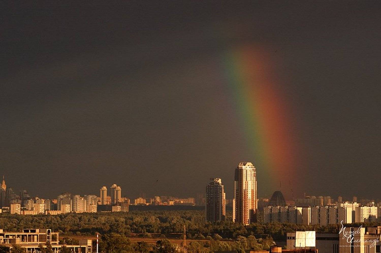 21 июля 21:00 Москва Тушино .... Автор: Александр Путев радуга,город,вечер,свет, Александр Путев
