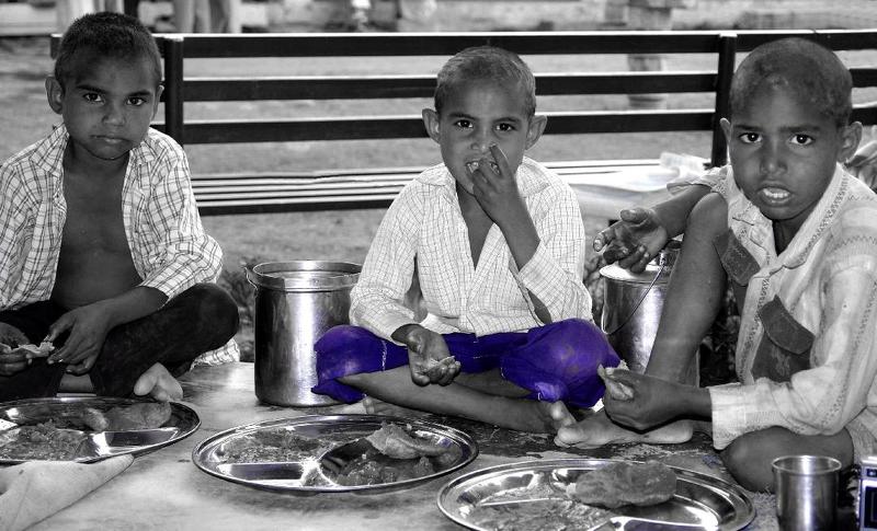 малыши, индия, еда, трое Приятного аппетита!photo preview