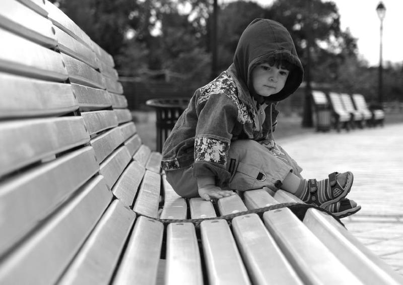 мальчик, скамейка, портрет ...а снять забыли!photo preview