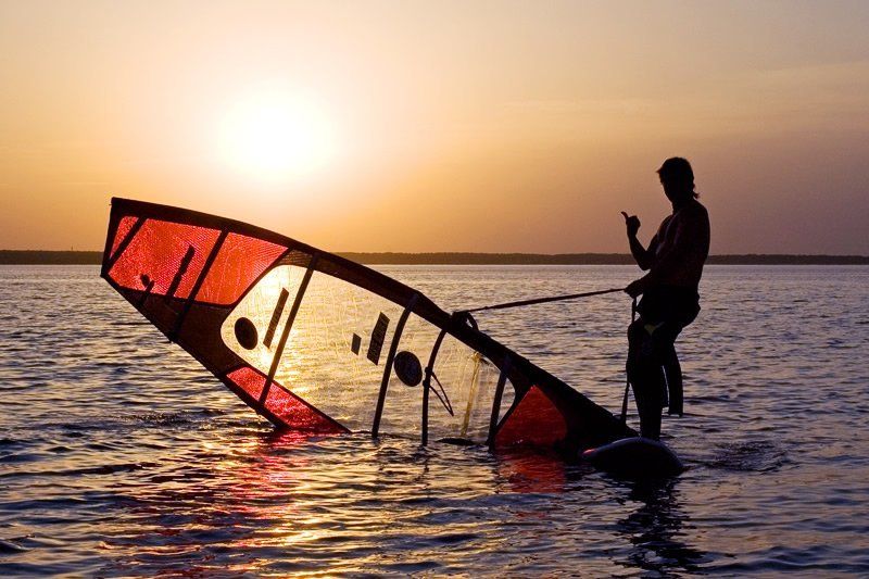 серж, молодой человек, озеро, закат, спорт, виндсерфинг Открытие сезонаphoto preview