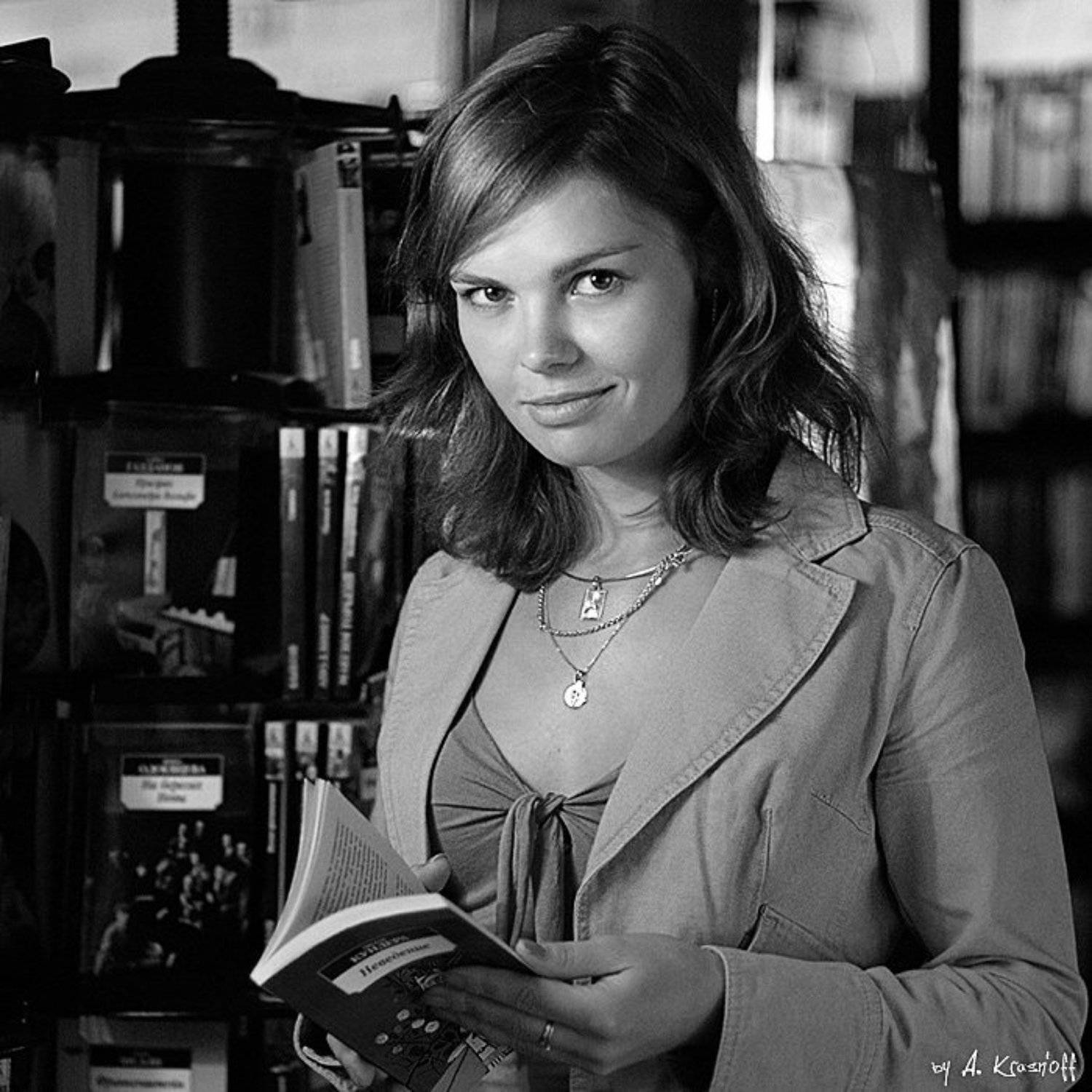 про улыбку очаровательной читательницы..... Автор: A.Krasnoff девушка, портрет, улыбка, книги, bilingua, A.Krasnoff