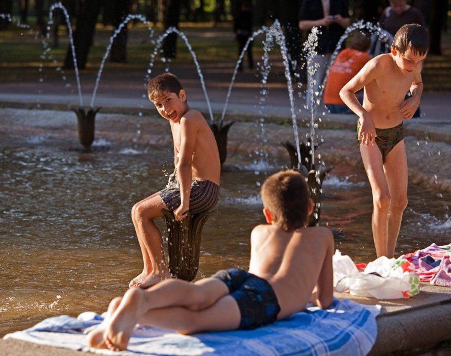 на фонтане.... Автор: Братаев Юра фонтан, пацаны, лето, жара, Братаев Юра