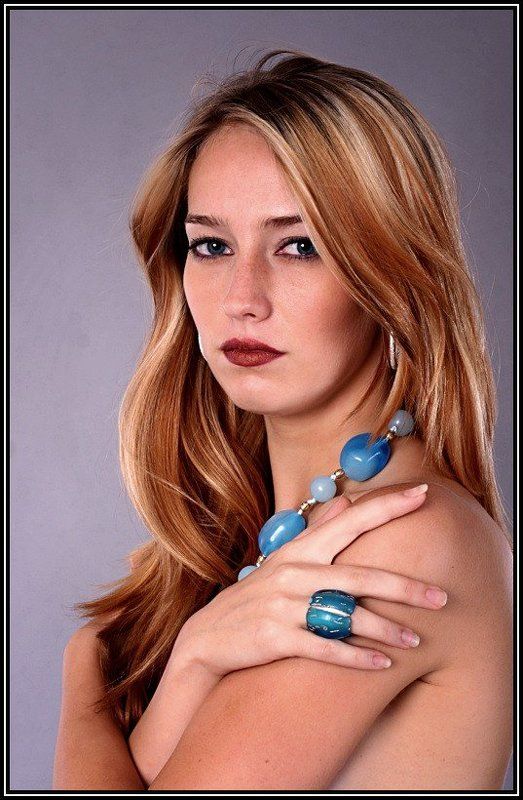 Портрет с голубыми бусами фото превью