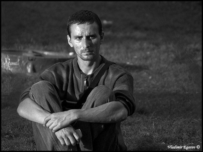 мужчина, сидит, газон человек...photo preview