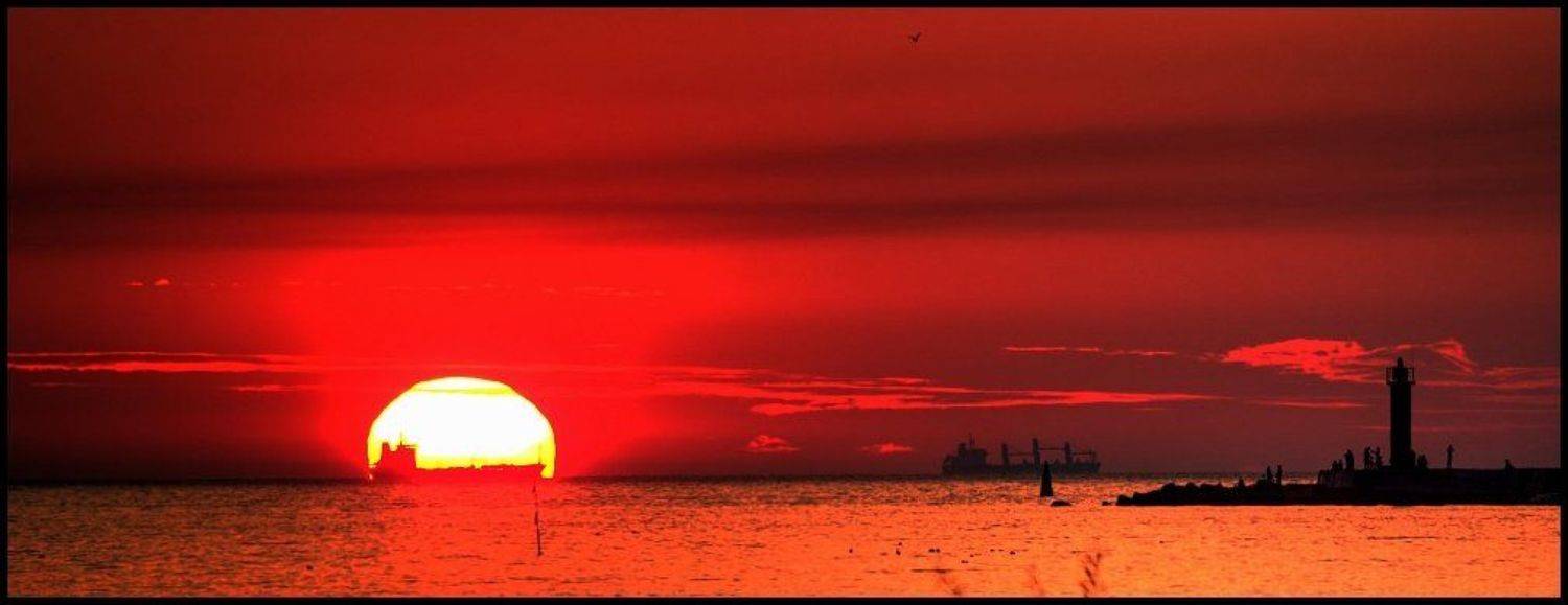 Пожиратель пароходов. Автор: Cairns (Павел Васильев) закат, мол, солнце, Cairns (Павел Васильев)