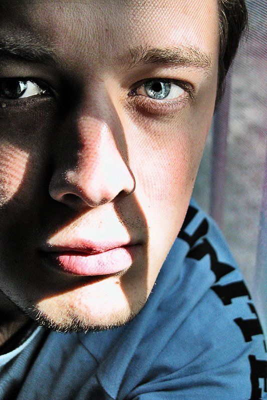 глаза, тень У окнаphoto preview