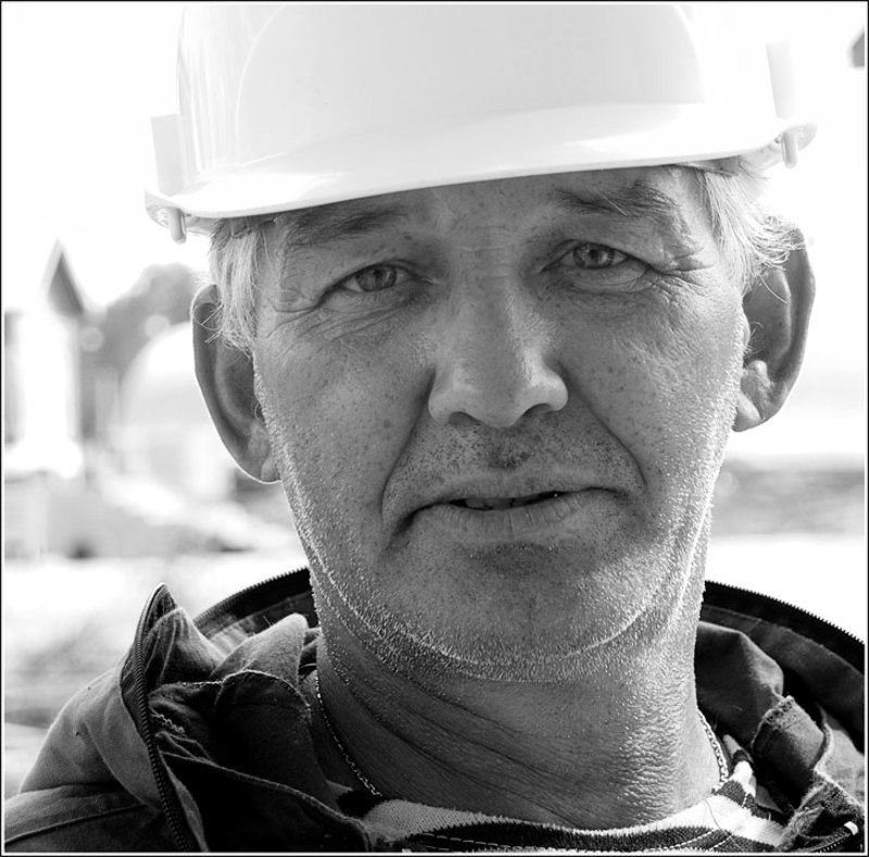 портрет, рабочий, ч/б, контровой свет Буровикphoto preview