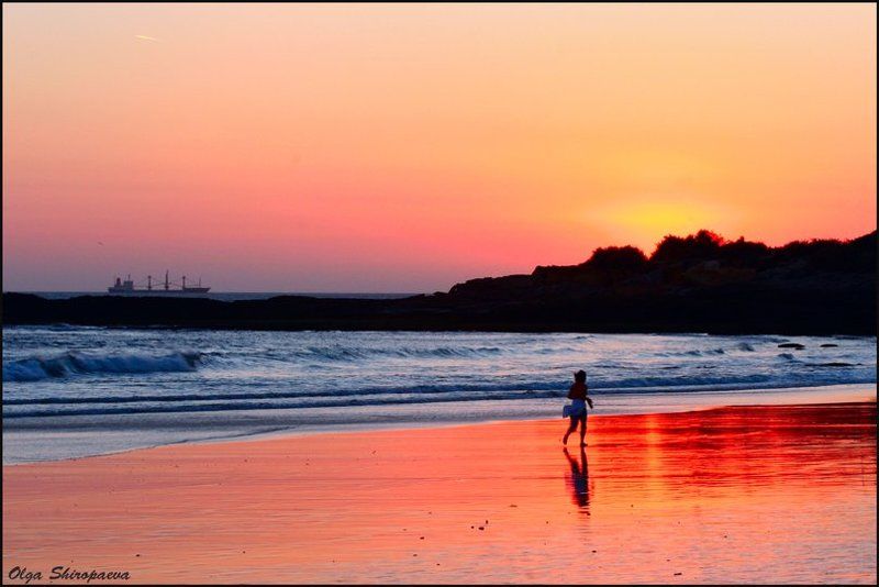 португалия, пляж, девушка Бегущая за солнцем.photo preview