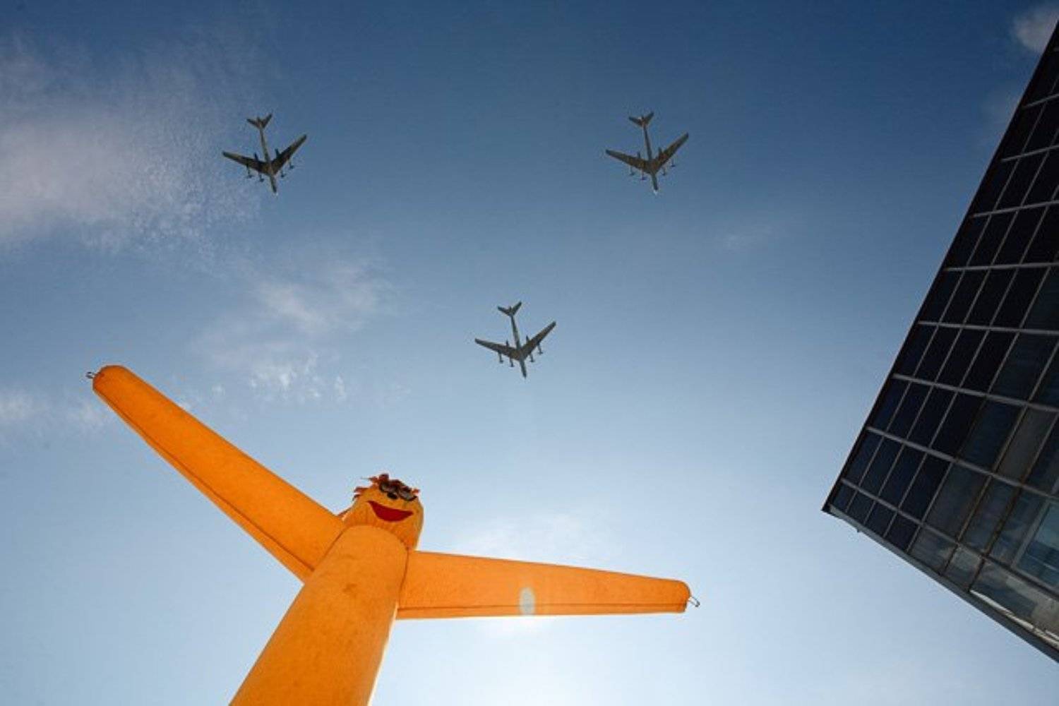 Пролетают лётчики — привет Мальчишу!. Автор: Кирилл Чернов самолеты, полет, 9 мая, Кирилл Чернов