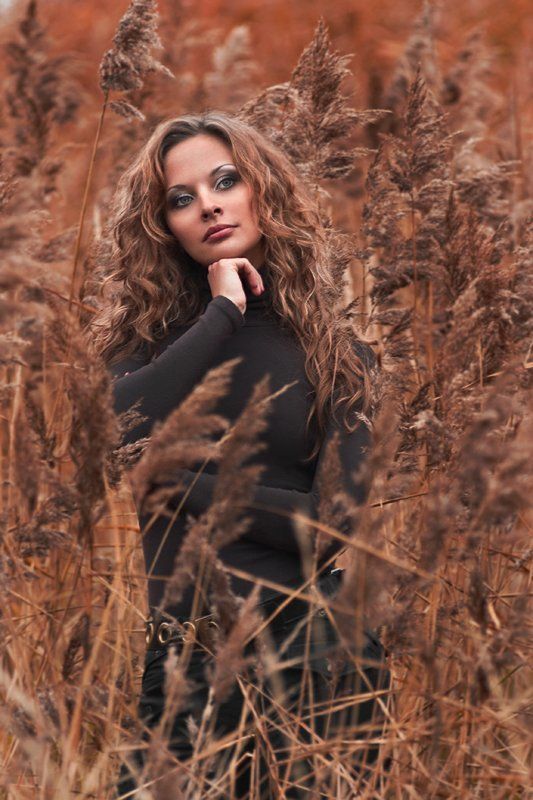 портрет, девушка, осень, дождь, камышь, болото перелетная птицаphoto preview