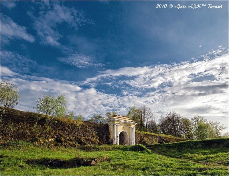 выборг, анненские, укрепления, вечер, синее, небо, тучи, трава, арка Весенние Анненскиеphoto preview