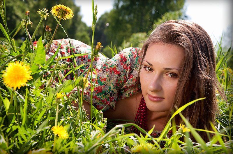 На свежей зелени лужайки,  умытой майскими дождями,  Возник откуда-то цветок... фото превью