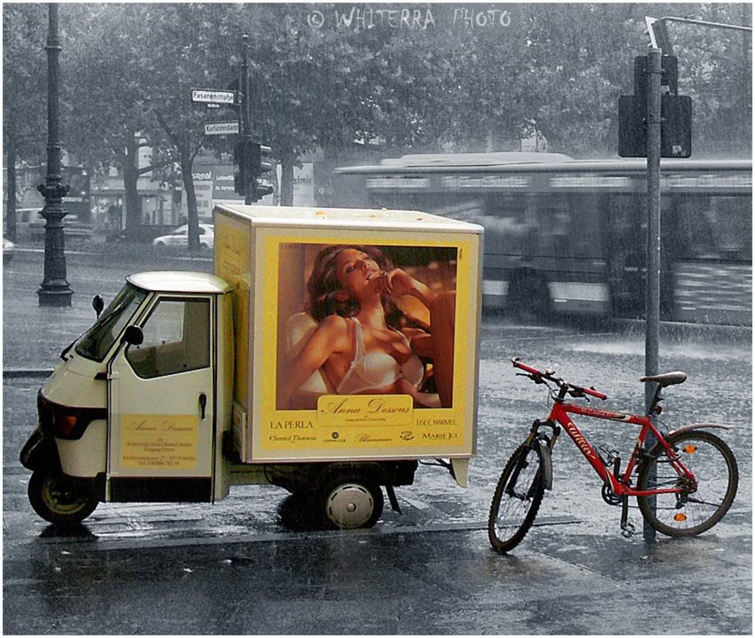 Застигнутые дождём. Автор: Oleg White велосипед, , дождь, Oleg White