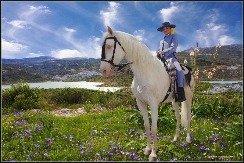 горы, наездница на коне. Фото из цикла-Пейзажи Андалусии < Всадница на белом коне с голубыми глазами.photo preview