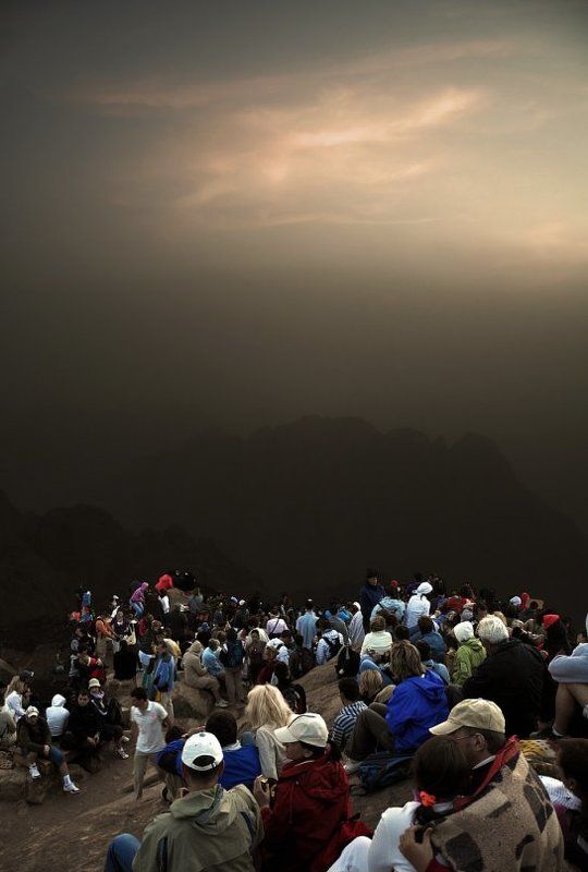 египет, синай, гора, моисея, хорив, восход, туристы Священный пик. Мгновения до восхода солнца.photo preview