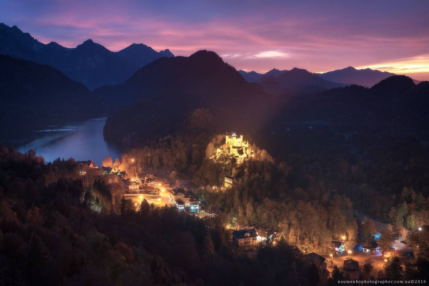 Германия. Бавария. Вид на замок Hohenschwangau и озеро Alpsee. Автор: Александр Науменко хоэншвангау, замок, озеро, германия, бавария, осень, дворец, пейзаж, достопримечательность, людвиг, фюссен, вид, европейский, нойшванштайн, горы, архитектура, альпы, старый, немецкий, король, путешествия, природа, лес, туризм, знаменитый, холм, небо, Александр Науменко