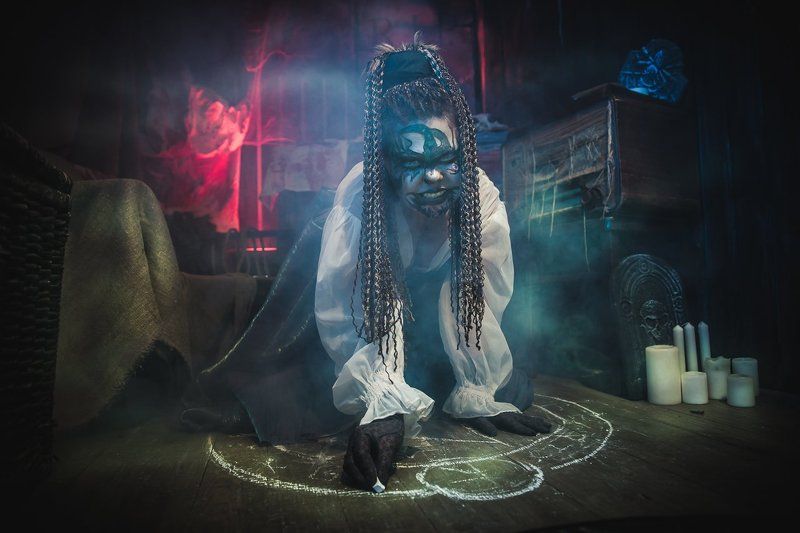 Ведьма, пентаграмма, импульс, свет, мистика, ужасы, студия,страх, Helloween, демоны,обряды, свечи, дым, постановка, обработка Helloween фото превью