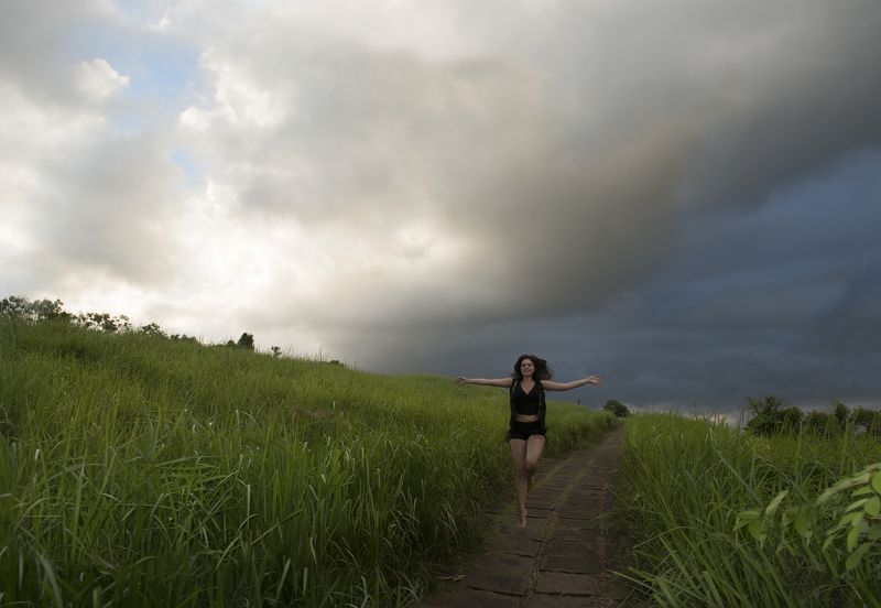 девушка, бег, облака, поле, поляна, гроза Навстречу закатуphoto preview