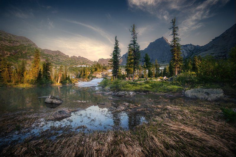 пейзаж, природа, ергаки, саяны, лазурное, горы, скалы, вершины, хребет, озеро, вечер, спящий, саян, дно, камни, отражения, вода, холодный, большой, высокий, красивая, трава, берег Лазурноеphoto preview