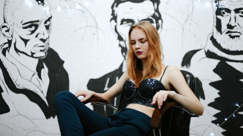 Держатся за руки и в губы целуютphoto preview