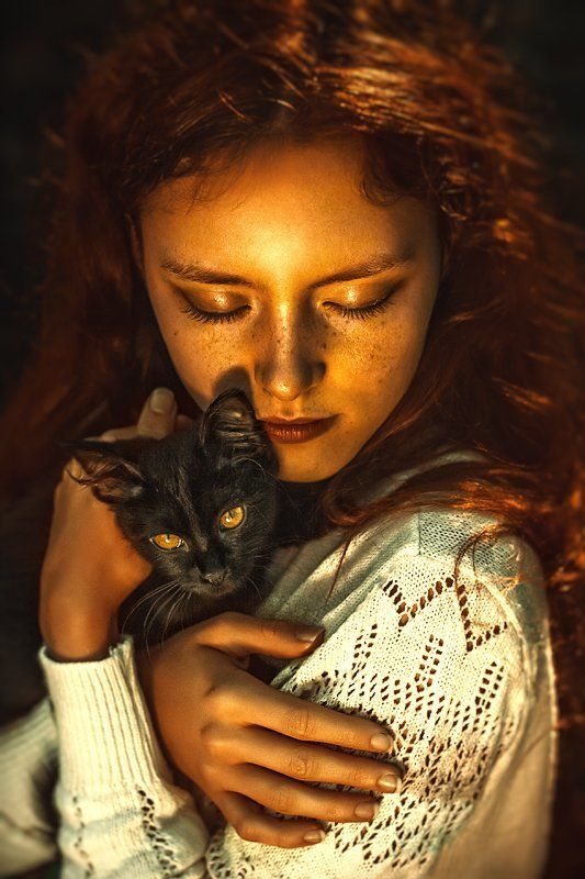 Девушка с котом, Домашнии питомцы, Кот, Котенок, Люди и животные, На закате, Рыжая девушка, Свет естественный, Черный кот, Черный котенок Черный кот фото превью