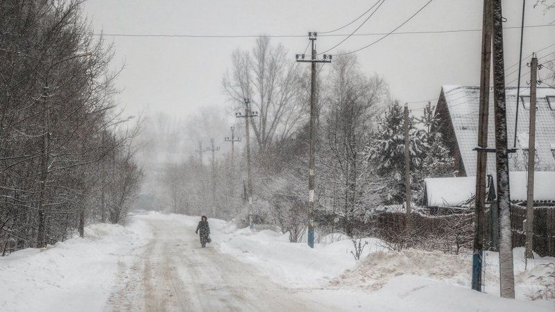 метель бабушка женщина одиночество подмосковье долгопрудный Одинокая  женщина идёт в метель фото превью
