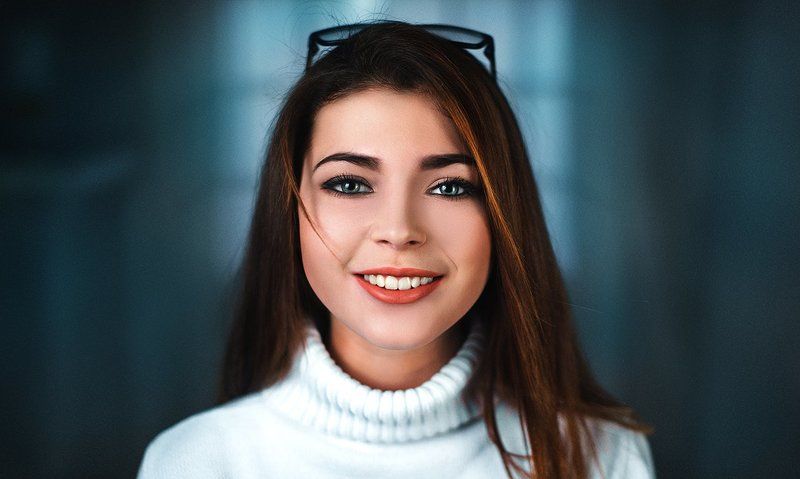 Девушка, портрет, импульс, пилотный свет, улыбка, обработка, цвет, крупно, эмоция, светосила, длинные волосы. Лиза фото превью