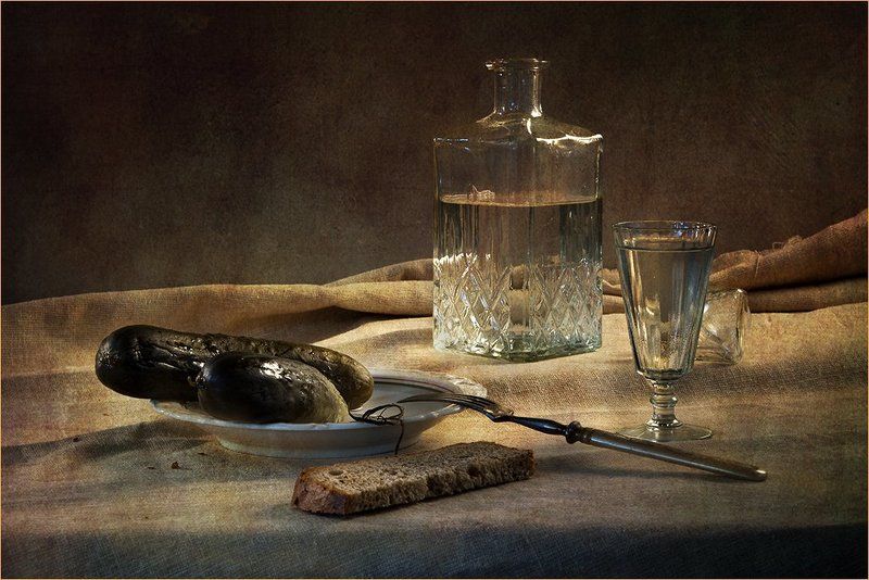 Почем у вас огурцы соленые? Ну, хорошо, дайте два.photo preview