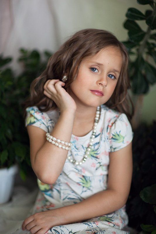 портрет дети ребенок цветы красиво нарядно фешн кудри девочка Наталиphoto preview