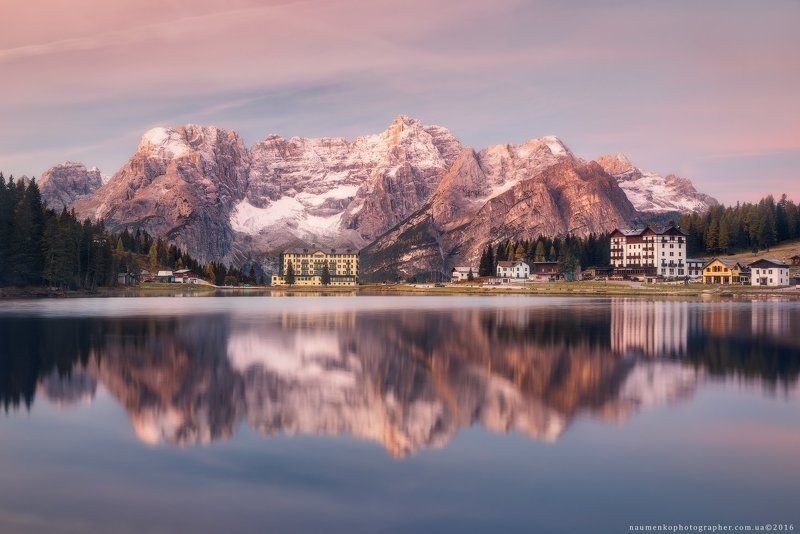 мизурина, pentax, озеро, италия, доломиты, пейзаж, альпы, осень, горы, природа, вид, доломитовые, путешествия, европа, альпийский, небо, пик, красивые, живописные, туризм, скалы, фон, вода, синий, итальянский, дом, панорама, гостиница, туризм, пейзажи, го Италия. Доломиты. Утро на озере Misurinaphoto preview