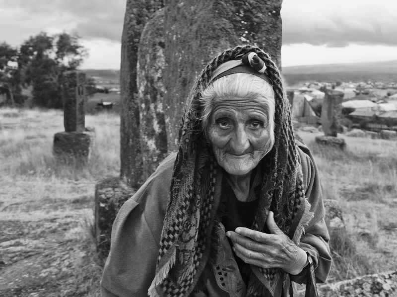 портрет, человек, женщина, люди, лицо, глаза, эмоция, взгляд, старость, некрополь, памятник, путешествие, снг, закавказье, армения, норадус, норатус, хачкары *******photo preview
