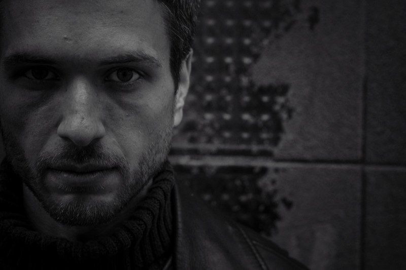 Мужской портрет Один в городеphoto preview