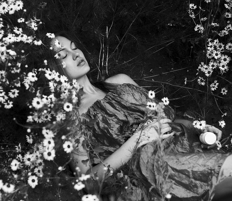 лето, модель, цветы, москва, фотограф, черно-белое фото, ромашки, summer, model, flowers, moscow, photographer, black and white photo, daisies Черно-белоеphoto preview