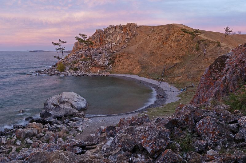 ольхон, байкал, сибирь, россия, путешествие, пейзаж, природа, вечер, закат, небо, облака, вода, озеро, берег, остров, камни, гора, склон Берег Байкалаphoto preview